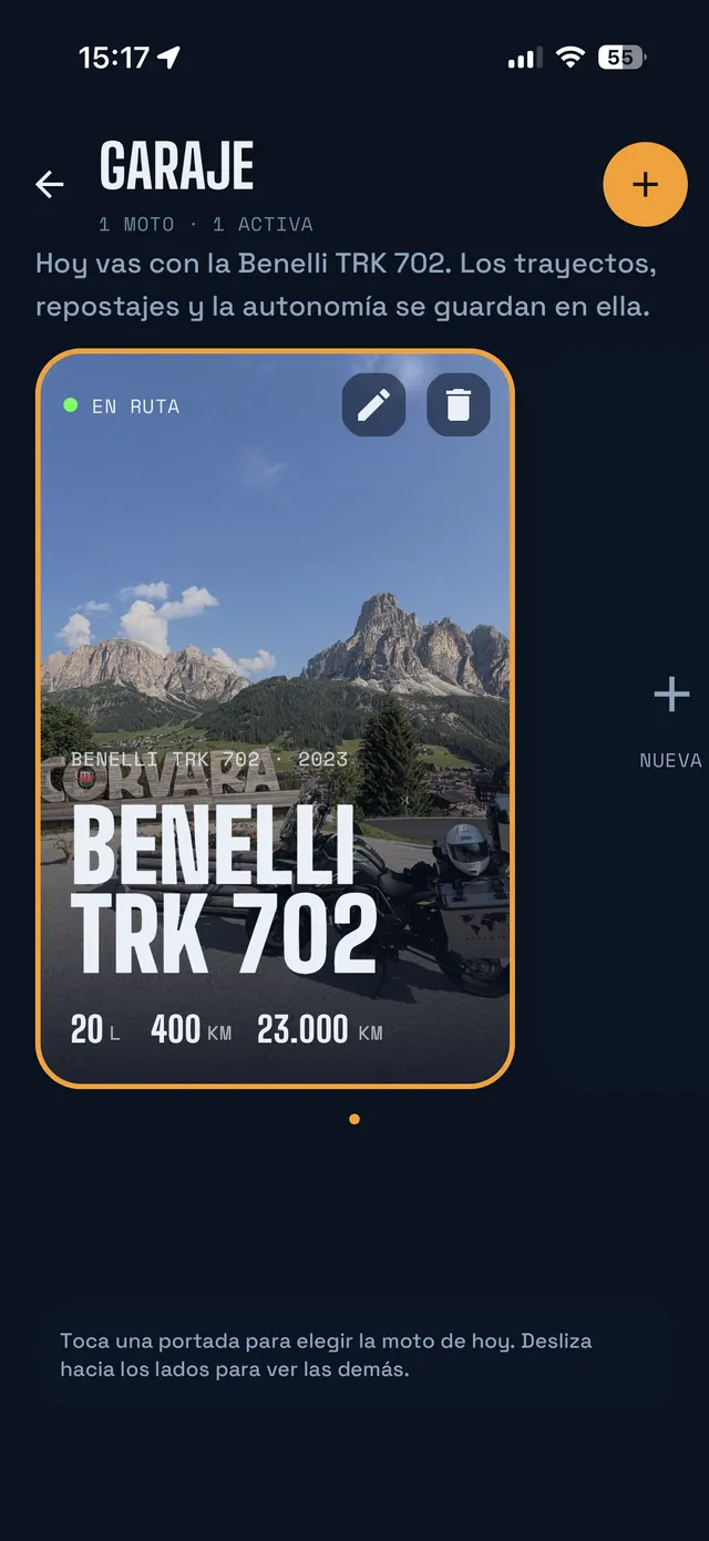 Garaje con la portada de la moto Benelli TRK 702