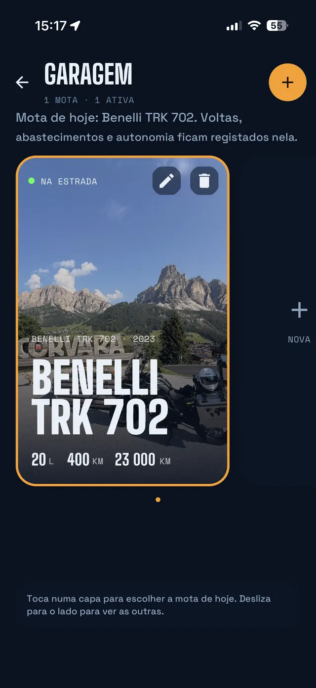 Garagem com a capa da mota Benelli TRK 702