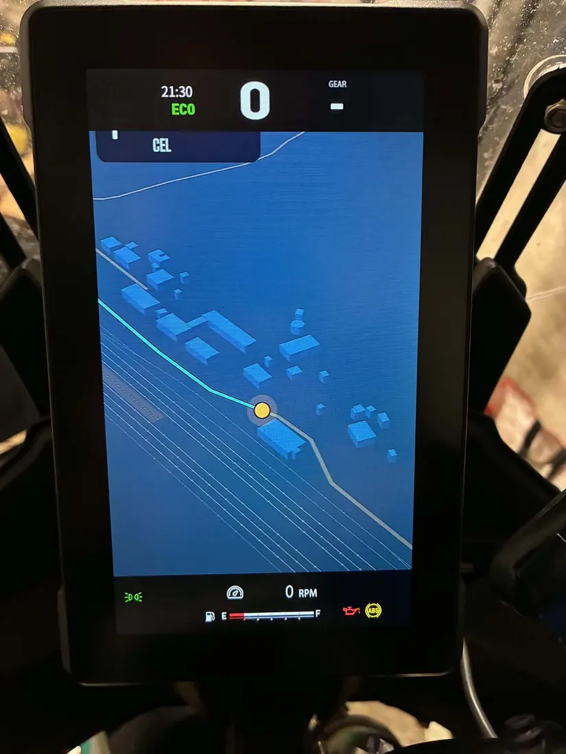 MotoNomad on the display of a KOVE 800X Rally